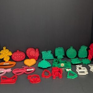 Vintage Mostly Wilton Cookie Cutter Lot Christmas Thanksgiving 2-2026D6